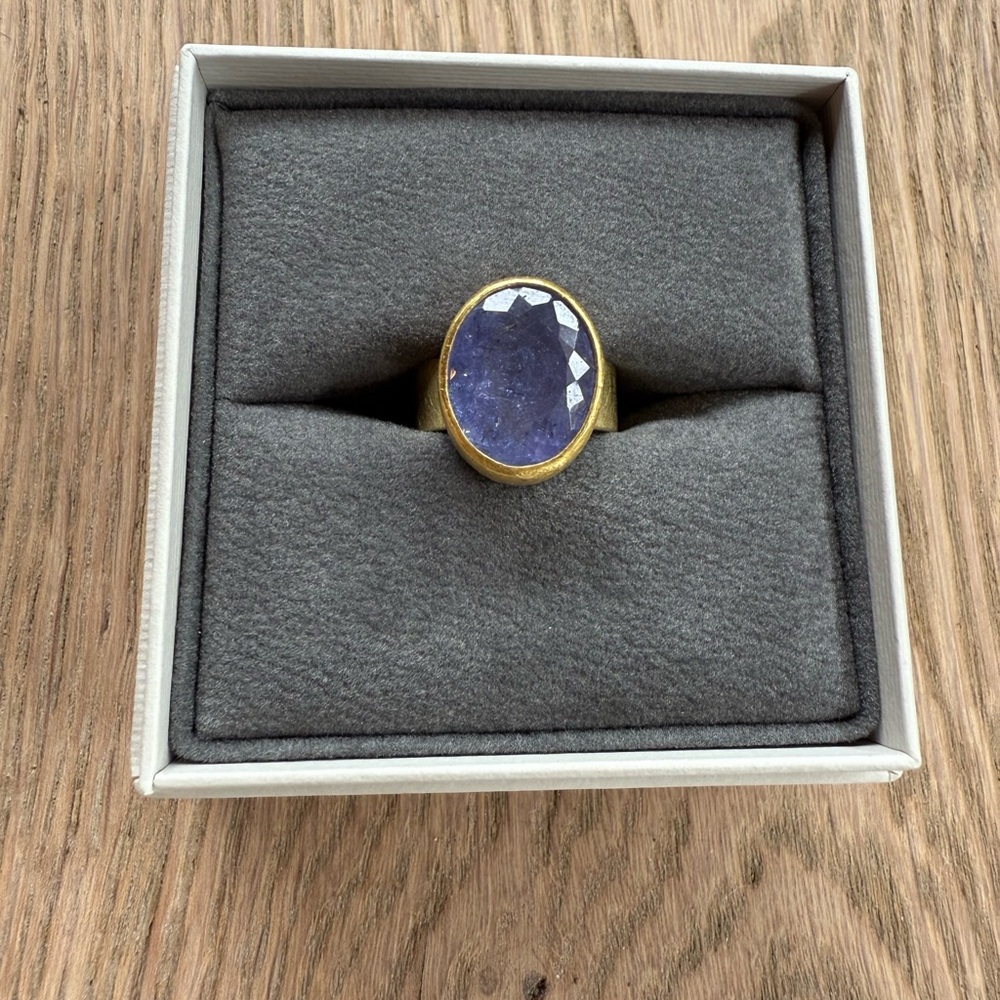 Petra Class 22k yellow solid gold tanzanite ring
